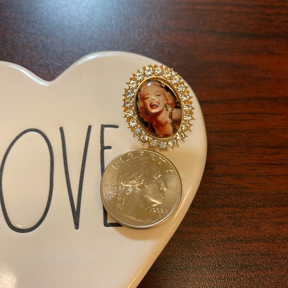 Unique Marilyn Monroe Statement Goldtone Earrings - Picture 8 of 10